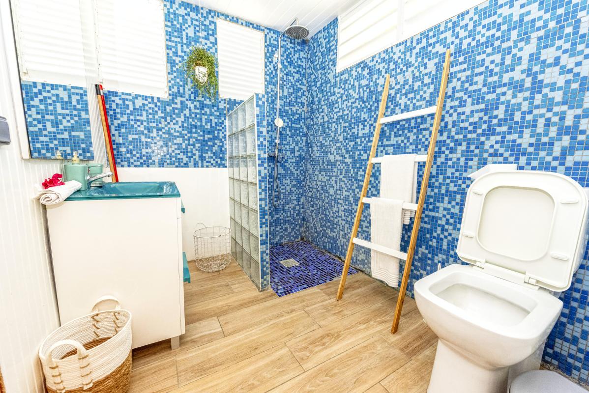 12.Location villa piscine Marie Galante Guadeloupe_Salle de douche